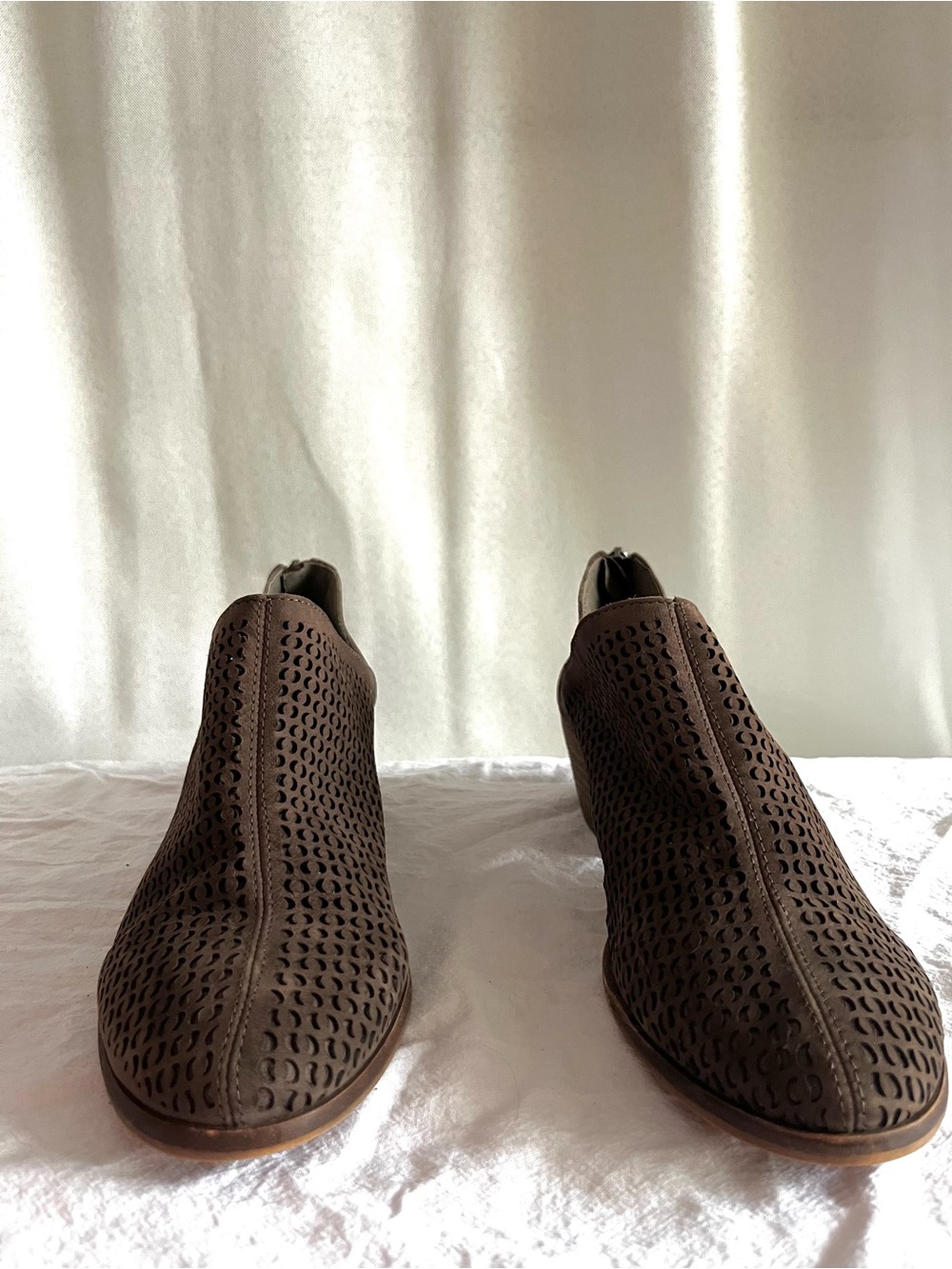 Vince Camuto Women’s 8.5 M Taupe Suede Laser Cut Ankle Booties Back Zip